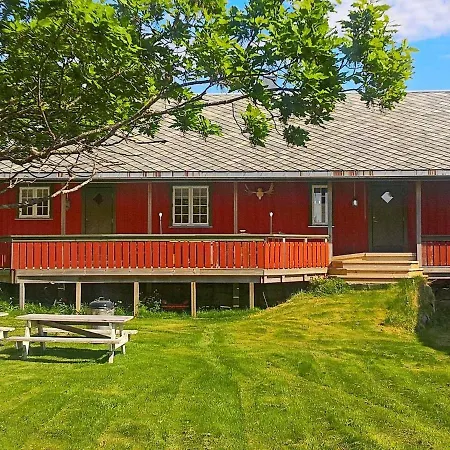 Four-bedroom In Follafoss Hébergement de vacances